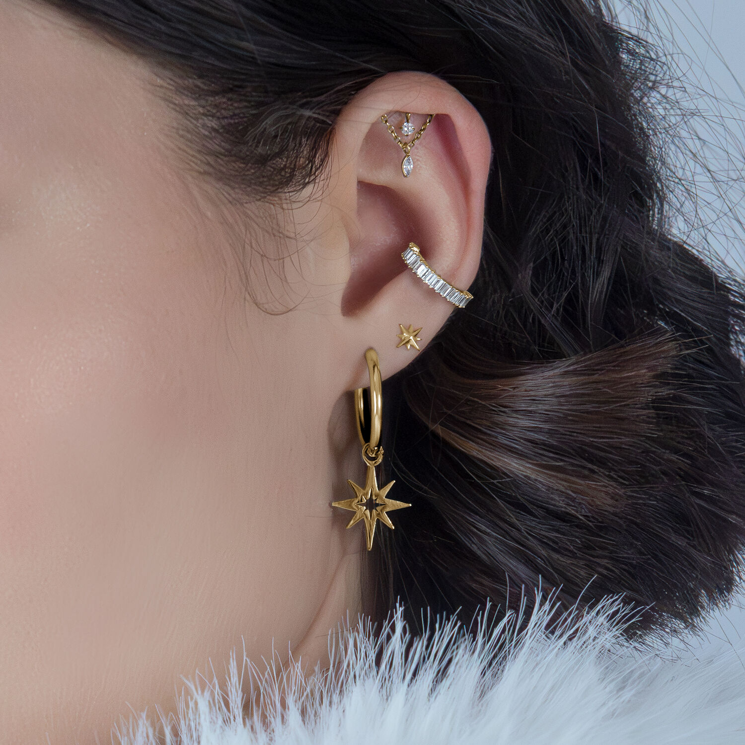 Inserto per piercing Helix dorato con doppi cristalli su sfondo chiaro