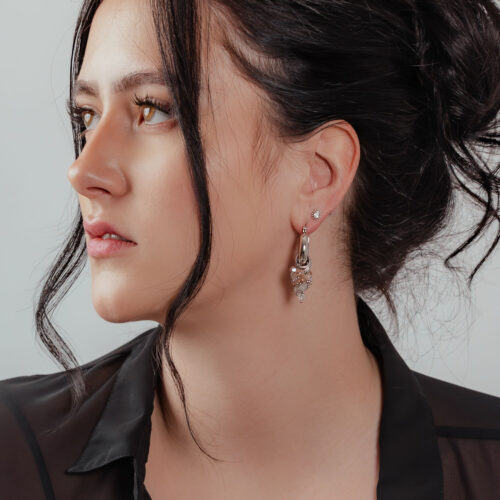 Donna con cerchi glamour in argento e oro, look elegante