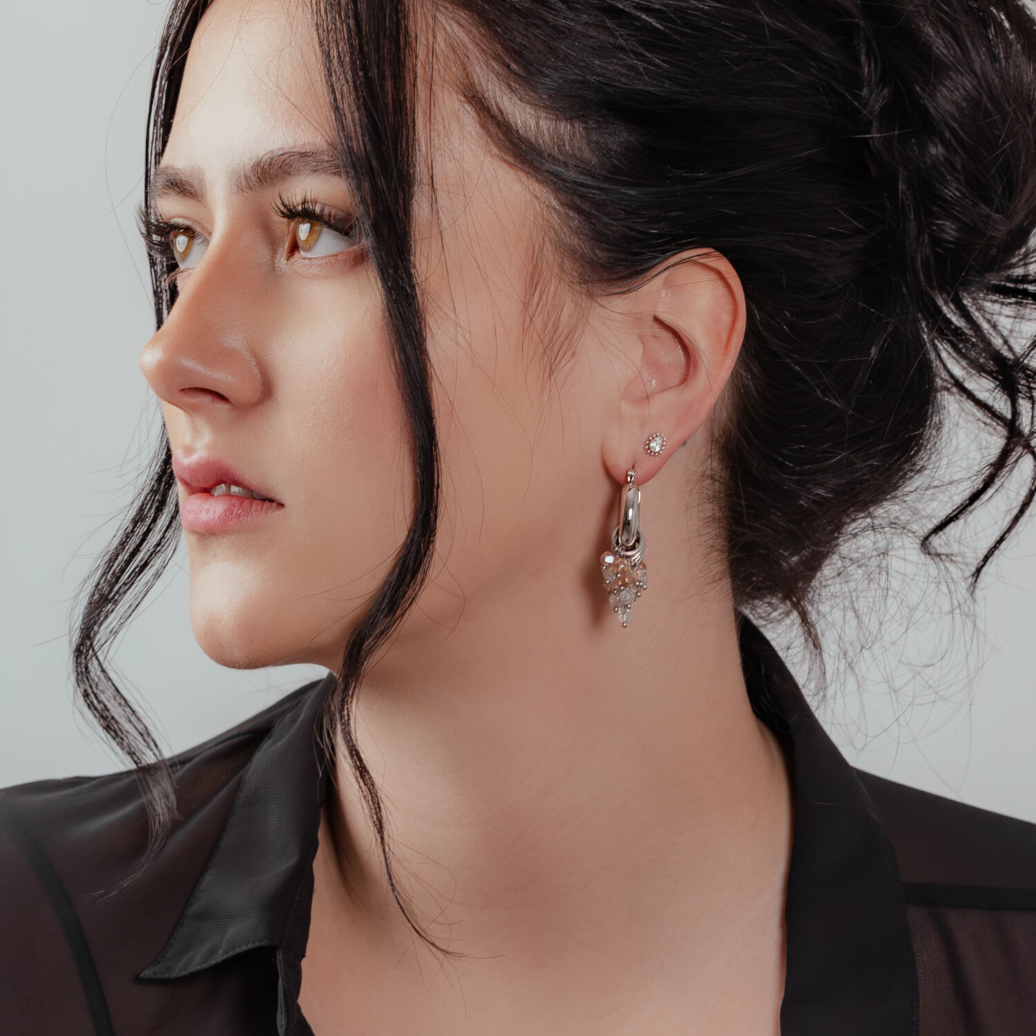 Donna con cerchi glamour in argento e oro, look elegante