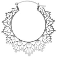 Orecchino a cerchio argento con motivo a girasole su sfondo bianco