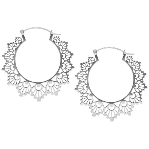 Coppia di orecchini a girasole in acciaio chirurgico su sfondo bianco