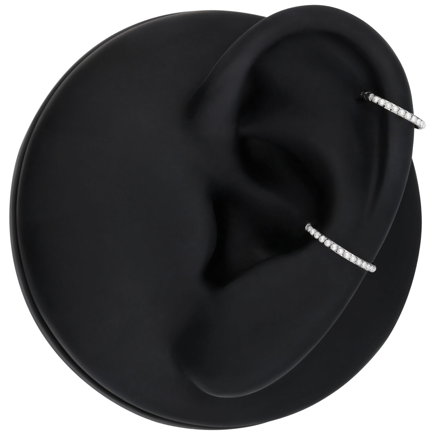 Anello piercing in titanio argento, 6,0 mm, su sfondo nero