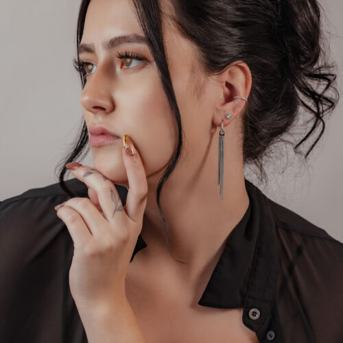 Donna con elegante Pearl Clicker Piercing in argento all'orecchio, capelli neri