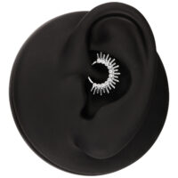 Clicker per septum argento a forma di raggi di sole in un orecchio nero su sfondo bianco