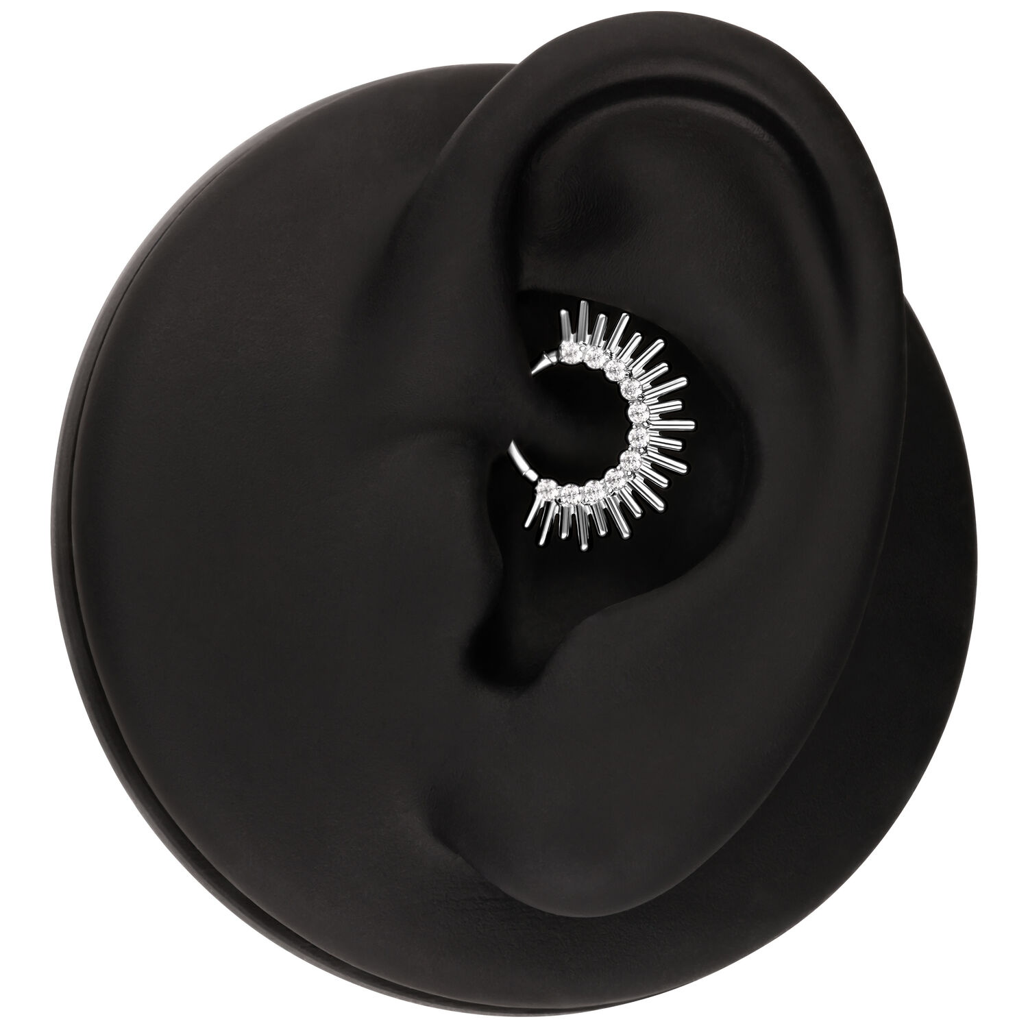Clicker per septum argento a forma di raggi di sole in un orecchio nero su sfondo bianco