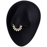 Piercing al setto in oro con cristalli su sfondo nero