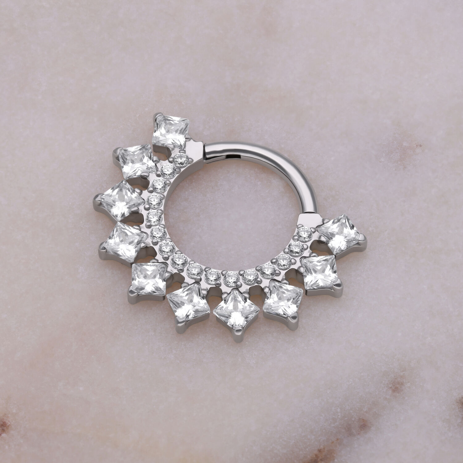 Clicker per setto nasale argento con cristalli su sfondo marmorizzato