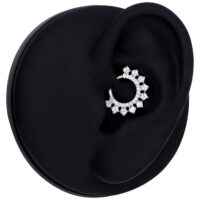 Clicker per setto in cristallo argento su un orecchio modello nero su sfondo bianco