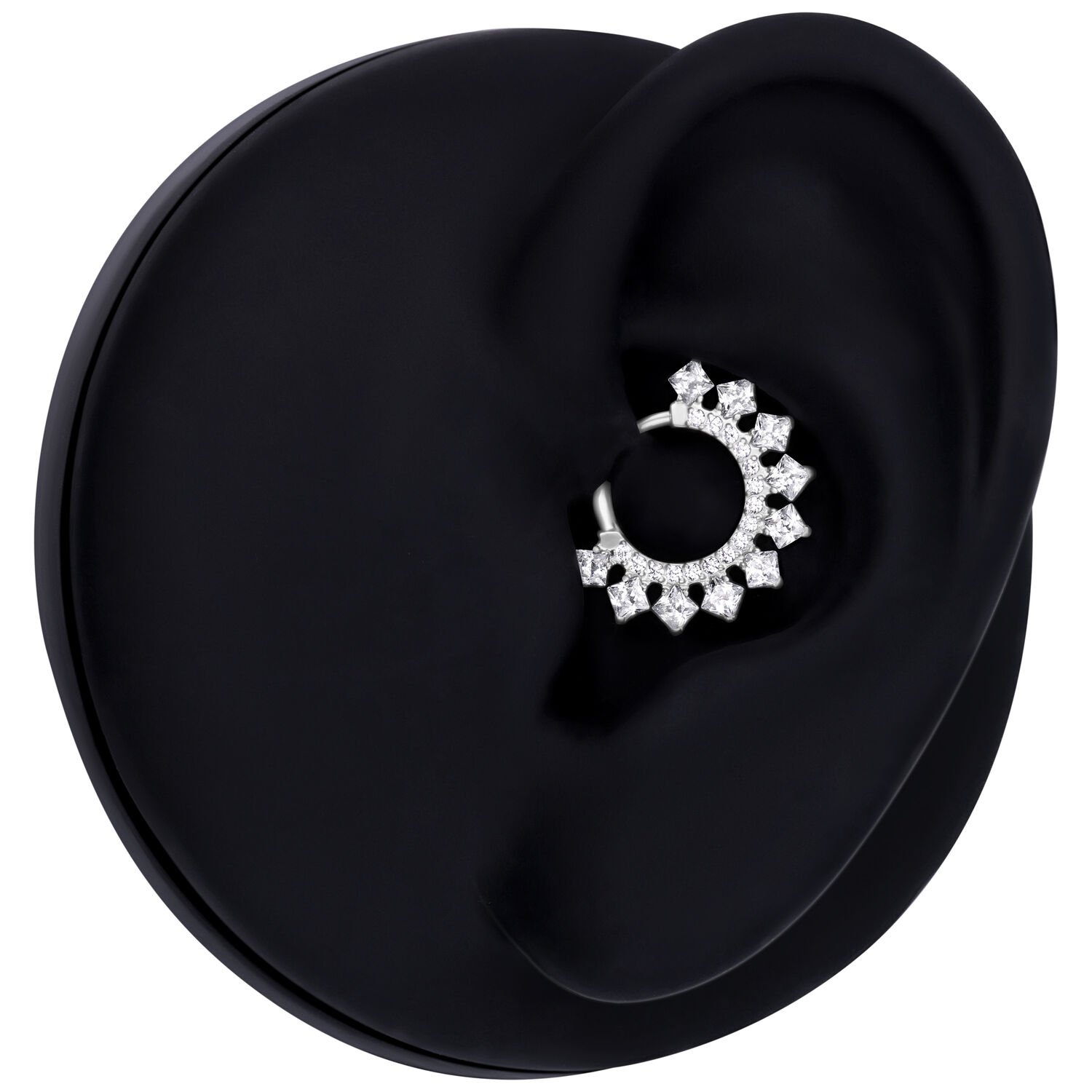 Clicker per setto in cristallo argento su un orecchio modello nero su sfondo bianco