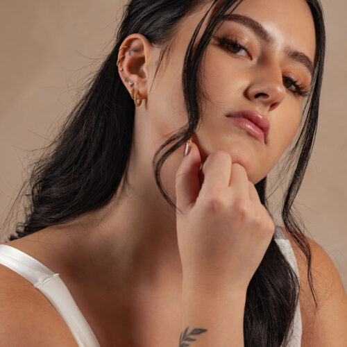 Donna con 14K Oro Moissanite Al Lobo su sfondo neutro