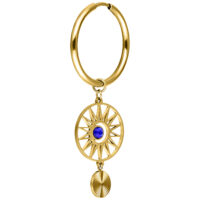 Creole dorate con pendente di cristallo blu su sfondo bianco