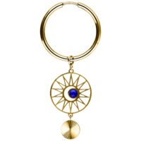 Orecchini dorati con cristallo blu scuro su sfondo bianco