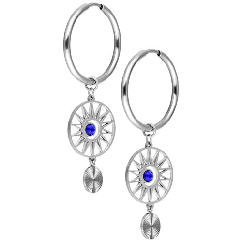 Hoops in argento con cristalli blu scuro su sfondo bianco