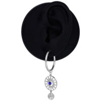 Creola in argento con pendente di cristallo blu scuro su sfondo nero