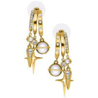 Orecchini Pearl Starlight dorati con strass Orecchini dorati con perle e strass su sfondo bianco