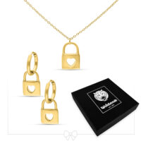 Collana dorata e orecchini a cerchio con ciondolo a lucchetto su sfondo bianco