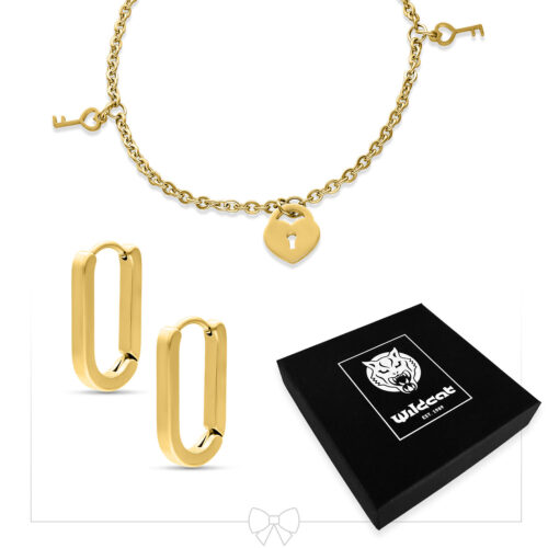 Bracciale dorato con portachiavi e orecchini dorati su sfondo bianco