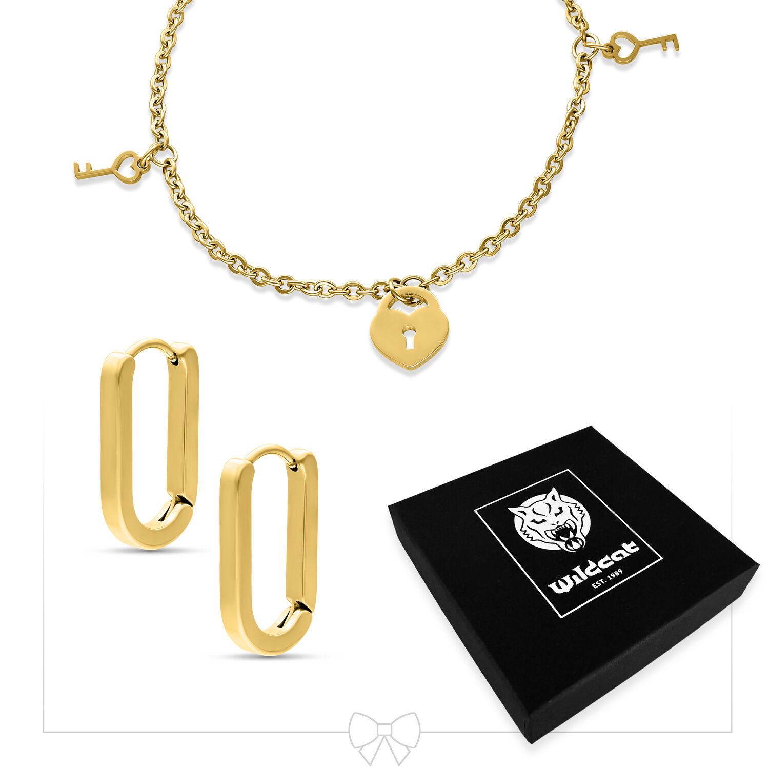 Bracciale dorato con portachiavi e orecchini dorati su sfondo bianco