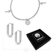 Bracciale d'argento con chiavi e ciondolo a lucchetto, orecchini a cerchio sotto, su sfondo bianco