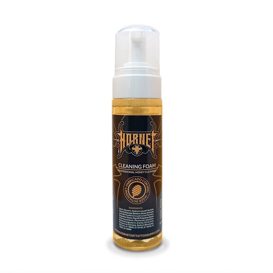 Bottiglia di Hornet Honey schiuma detergente con etichetta nera su sfondo bianco