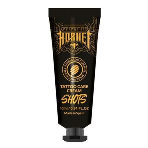 Tubetto nero di crema per tatuaggi Hornet 10ml su sfondo bianco