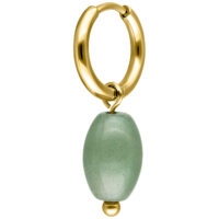 Orecchini d'oro con goccia di avventurina verde su sfondo bianco