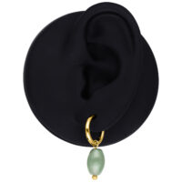 Creole d'oro con pendente a goccia in avventurina verde su sfondo nero