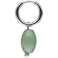 Orecchino in argento con pendente in avventurina verde su sfondo bianco