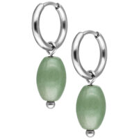 Creole argentate con pendente in avventurina verde su sfondo bianco