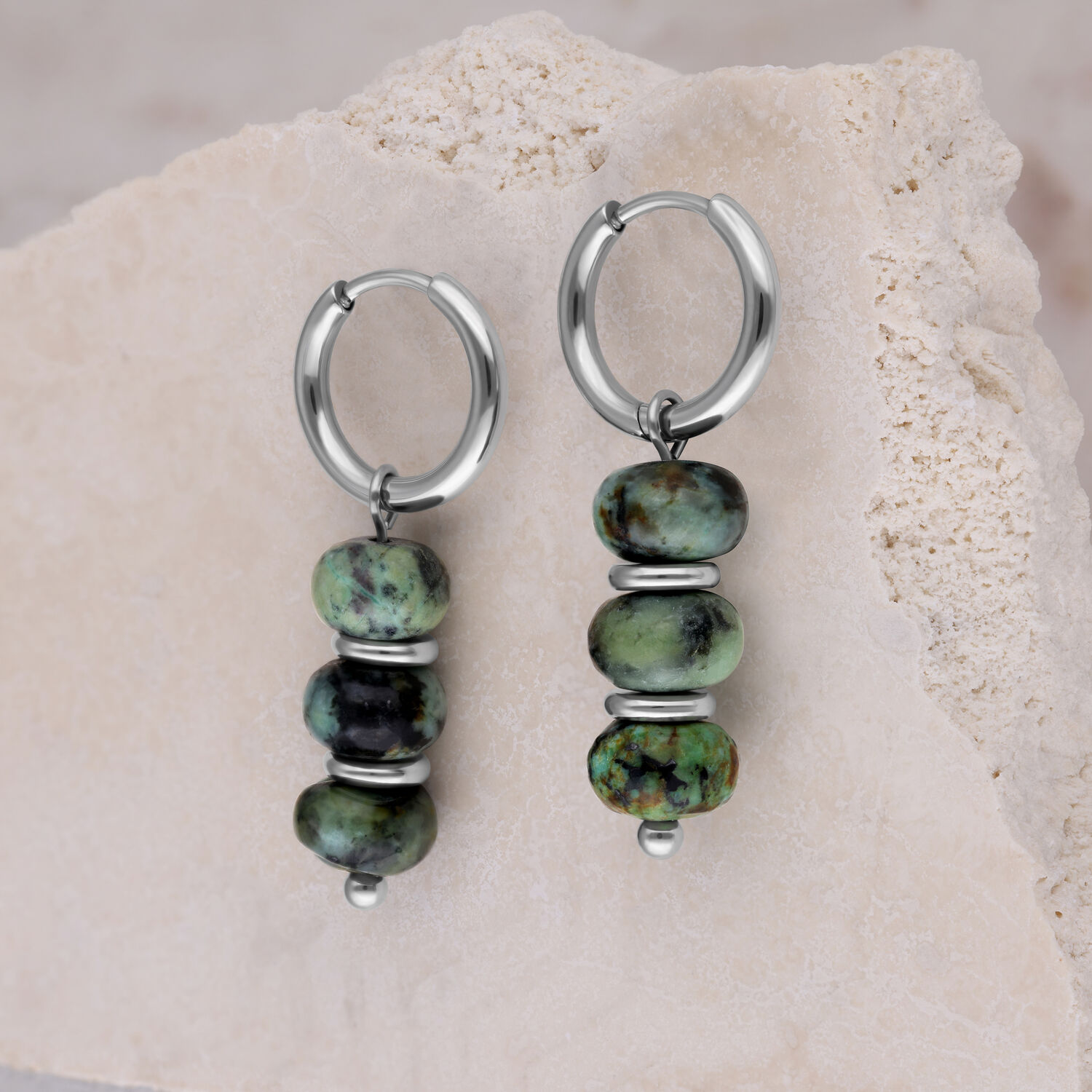 Due orecchini a cerchio in argento con perle di turchese africano verde su pietra chiara