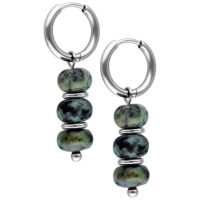 Due cerchi in argento con perle di turchese africano su sfondo bianco