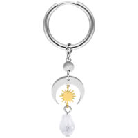 Cerchi in argento e oro con pendente di cristallo su sfondo bianco