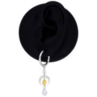 Orecchini in argento con sole dorato e pendente di cristallo su sfondo nero