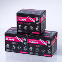 Tre scatole nere con la scritta 'Sterile Piercing Clamps' su sfondo bianco
