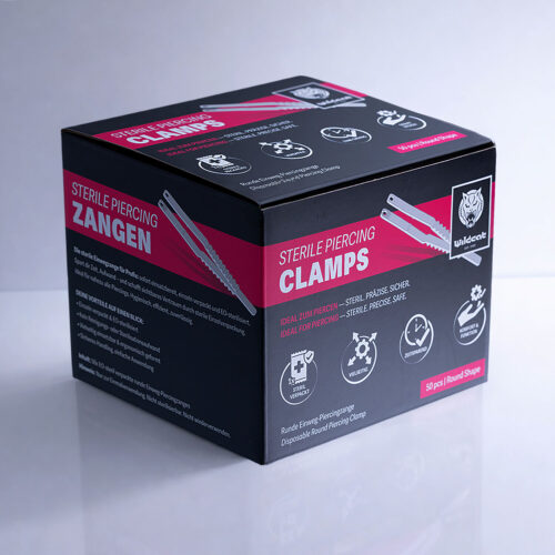 Scatola nera con scritte rosse e bianche su sfondo grigio