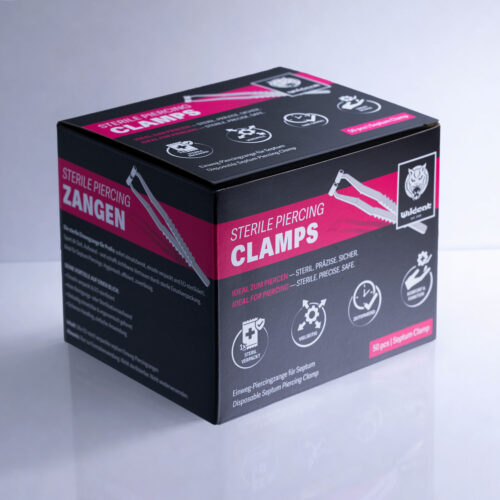 Scatola nera con scritta 'Sterile Piercing Clamps' su sfondo chiaro