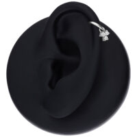 Pendente per piercing in cristallo argento su un modello di orecchio nero
