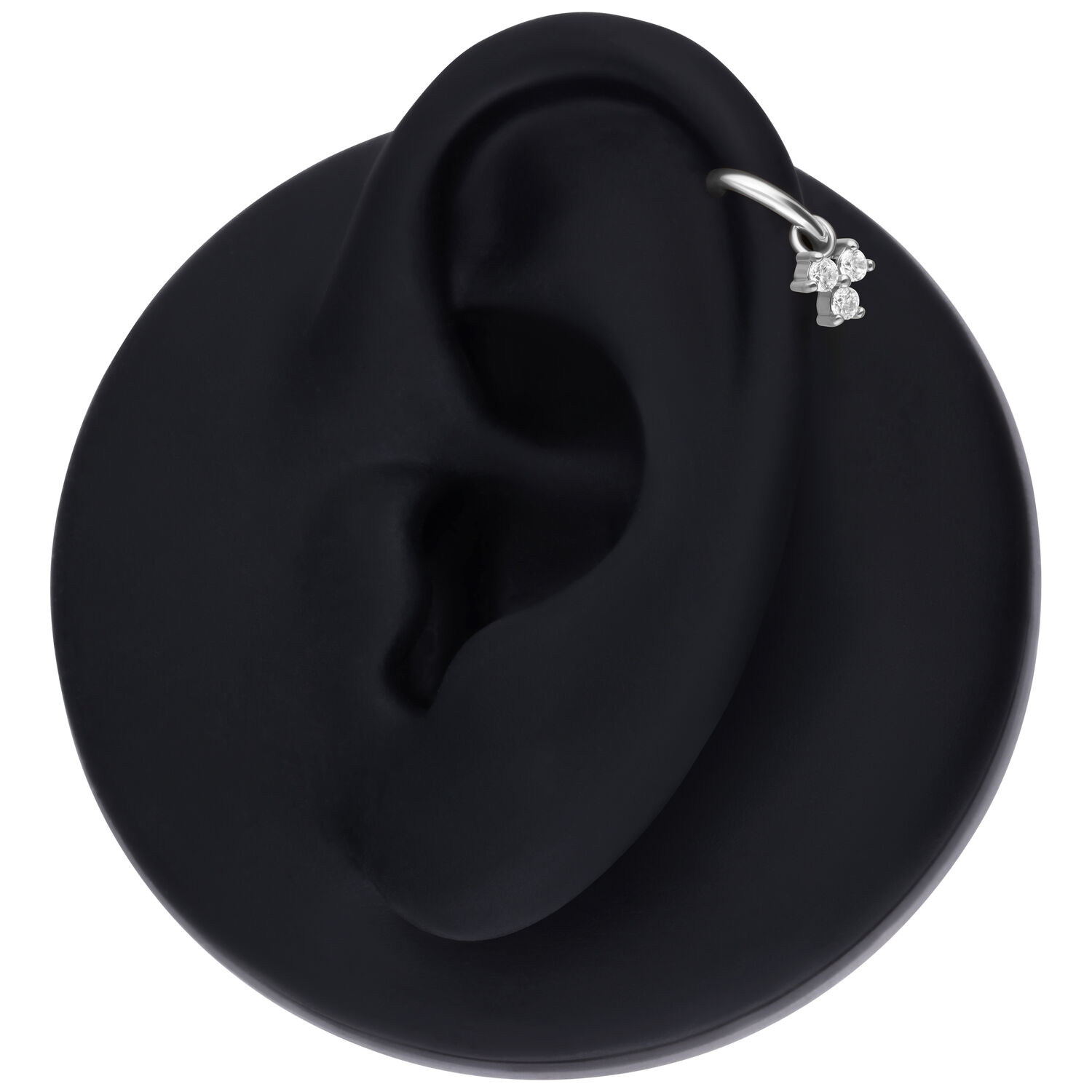 Pendente per piercing in cristallo argento su un modello di orecchio nero