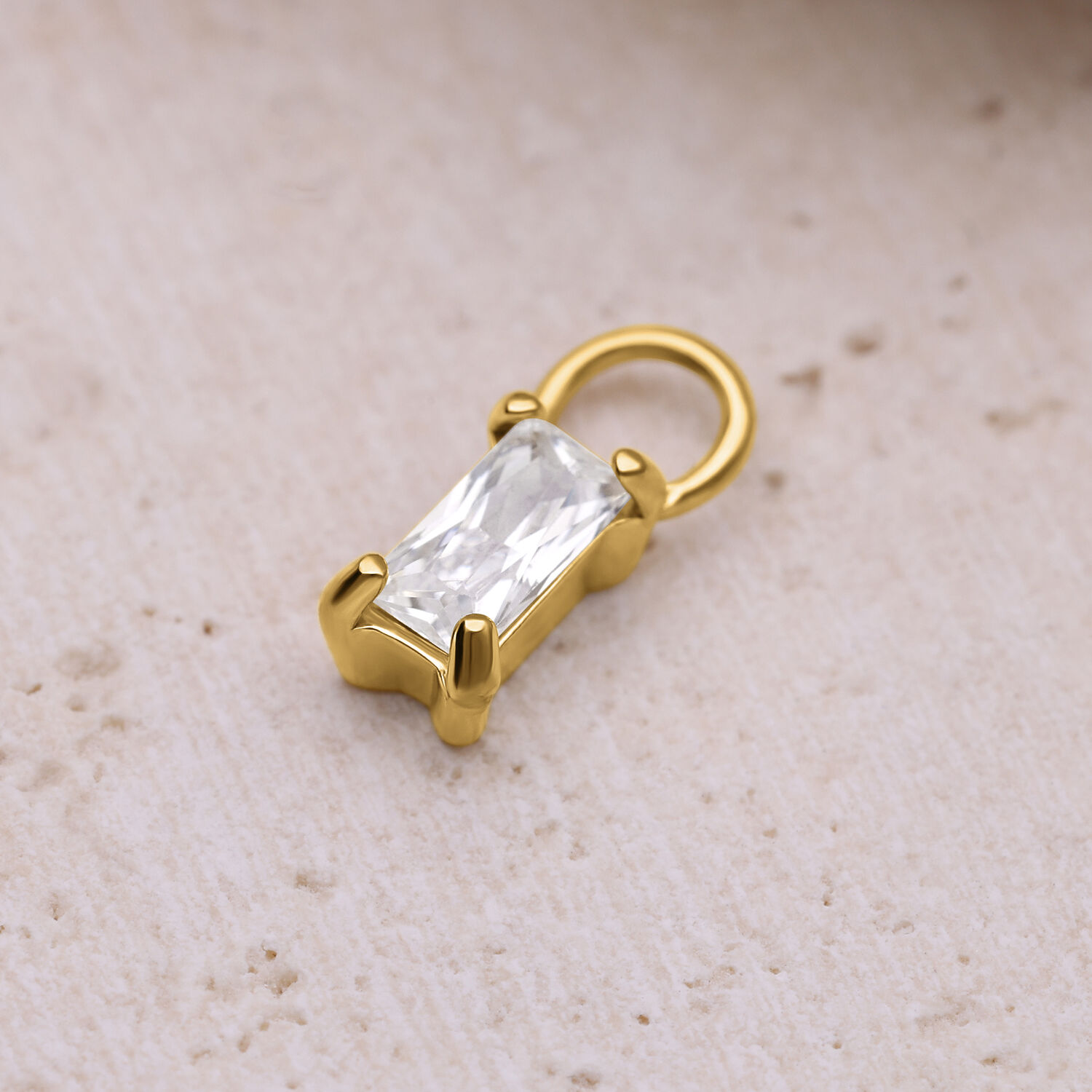 Pendente Baguette Crystal Dorato su sfondo beige