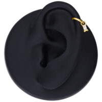 Ciondolo piercing dorato con cristallo su modello di orecchio nero