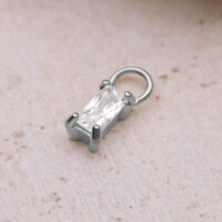 Pendente Baguette in Cristallo Argento su sfondo beige