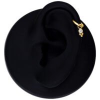 Pendente Piercing in Cristallo Dorato Pendente Piercing in Cristallo Dorato su un modello di orecchio nero