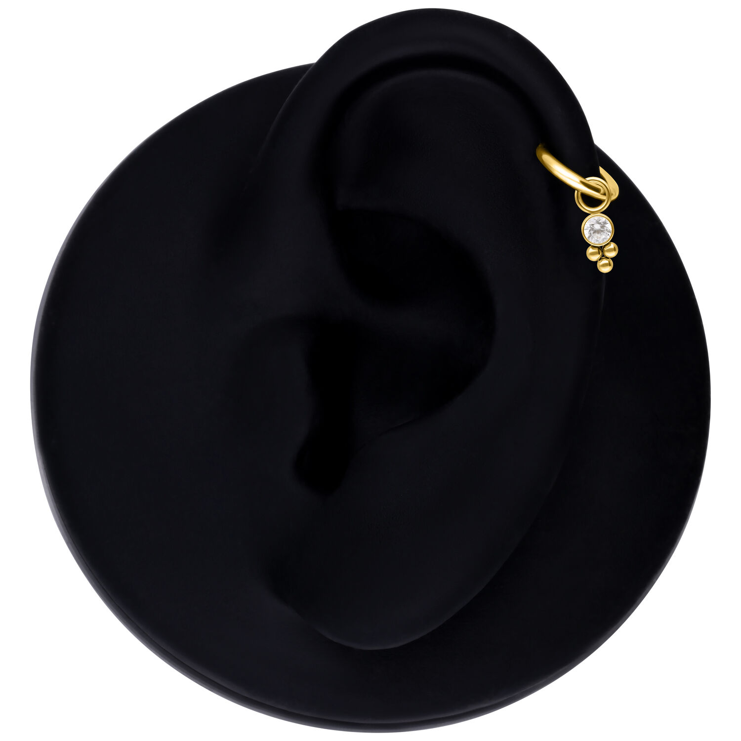 Pendente Piercing in Cristallo Dorato Pendente Piercing in Cristallo Dorato su un modello di orecchio nero