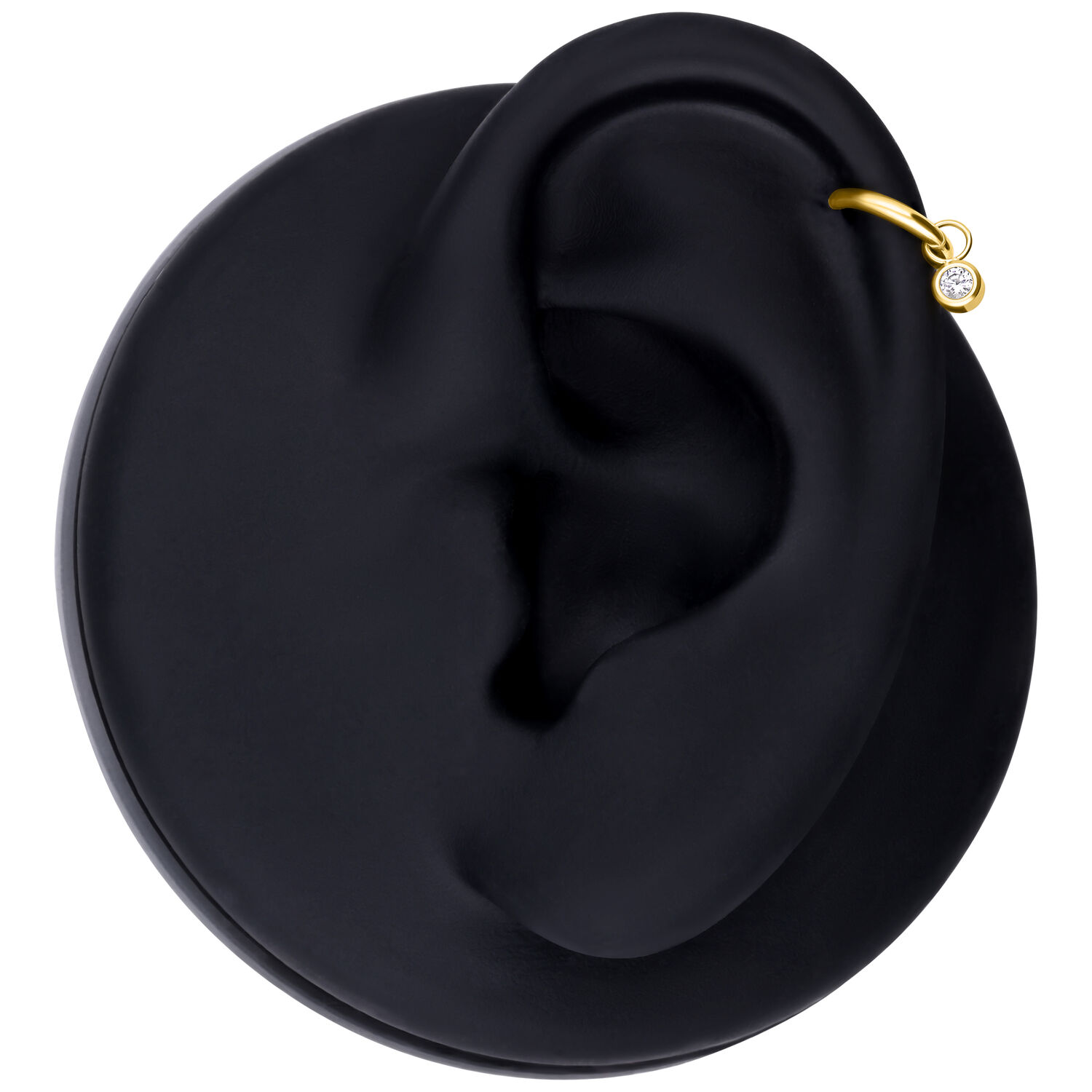 Pendente rotondo in cristallo dorato per piercing all'orecchio Pendente rotondo in cristallo dorato su modello di orecchio nero su sfondo bianco