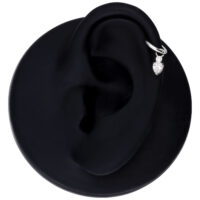 Ciondolo piercing in argento con cristallo su modello di orecchio nero