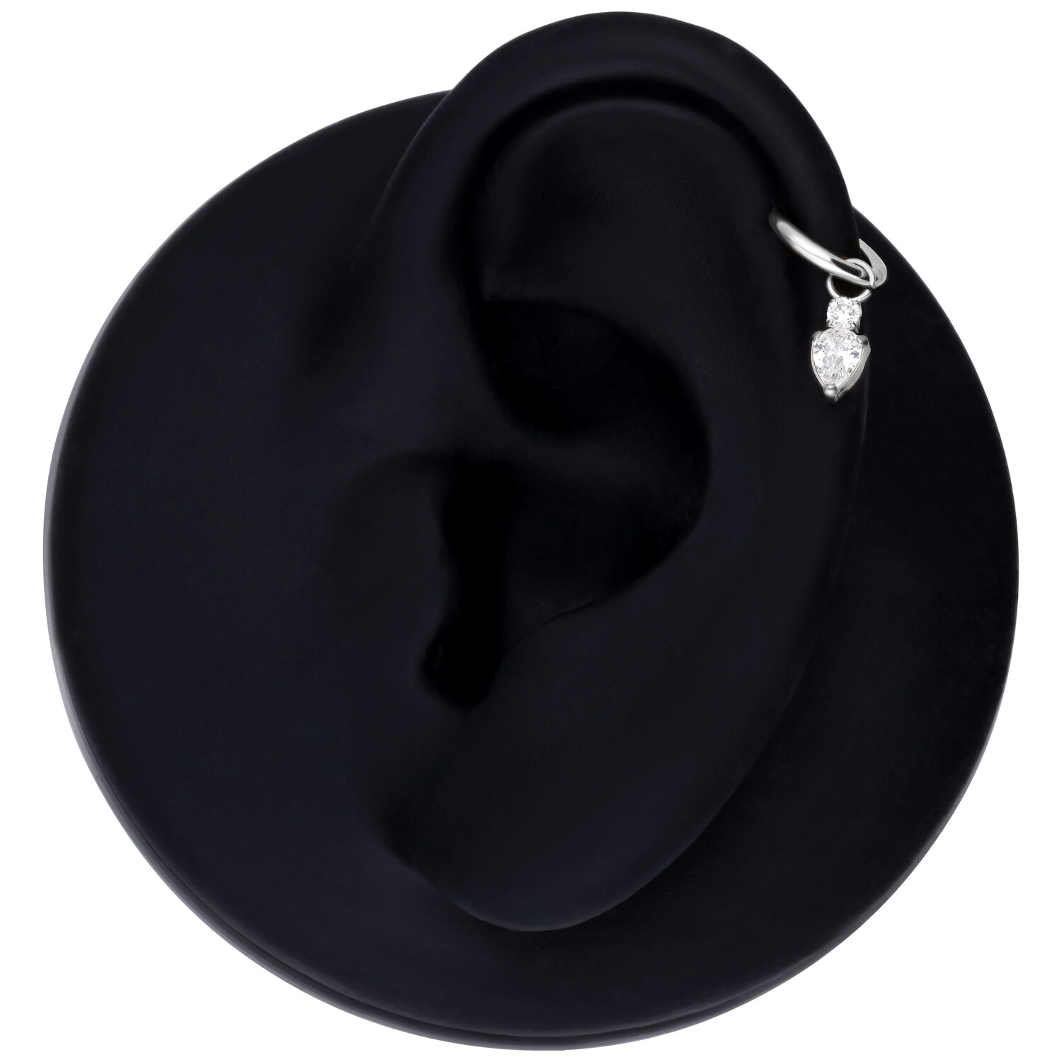 Ciondolo piercing in argento con cristallo su modello di orecchio nero