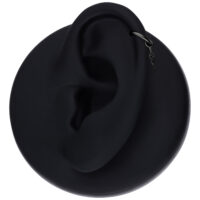 Ciondolo a forma di serpente nero in acciaio chirurgico su un modello di orecchio nero