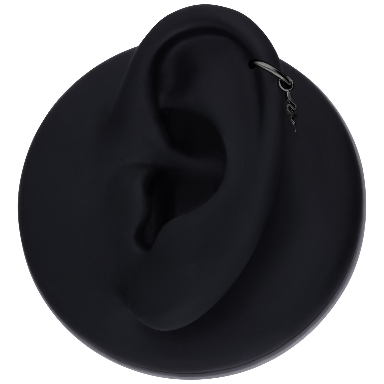 Ciondolo a forma di serpente nero in acciaio chirurgico su un modello di orecchio nero