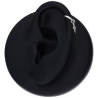 Ciondolo a forma di serpente argentato su modello di orecchio nero, vista laterale