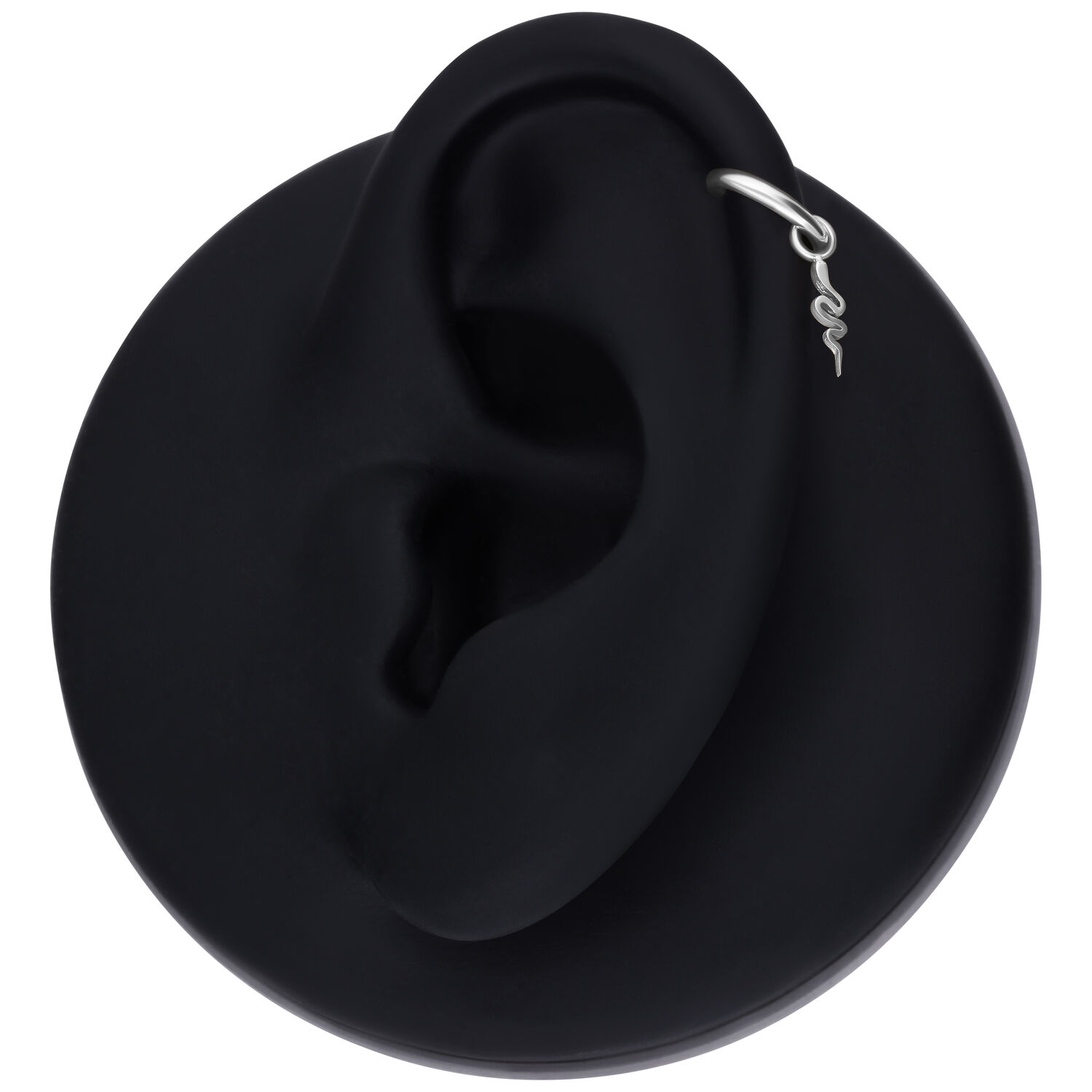 Ciondolo a forma di serpente argentato su modello di orecchio nero, vista laterale